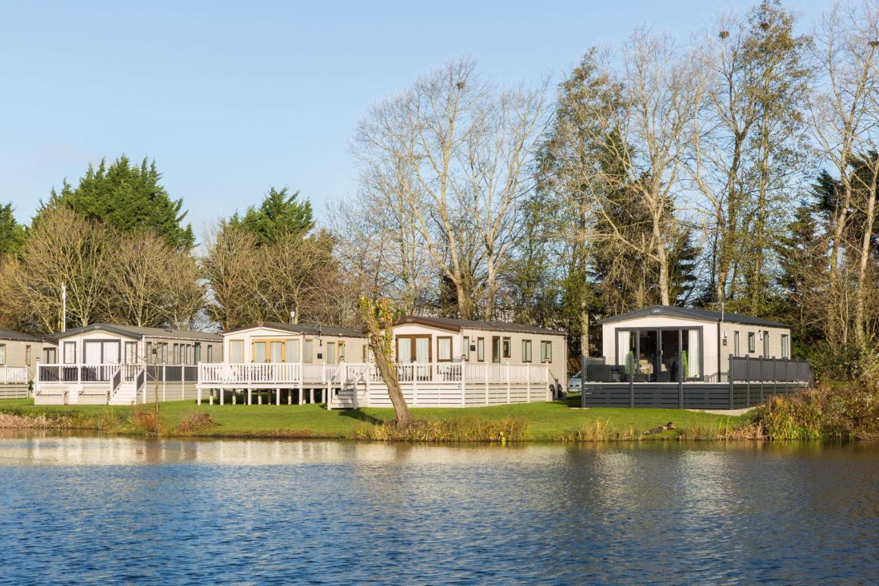 Villa Clearwater South Cerney Exterior foto