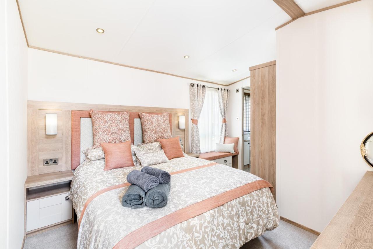 Villa Clearwater South Cerney Exterior foto