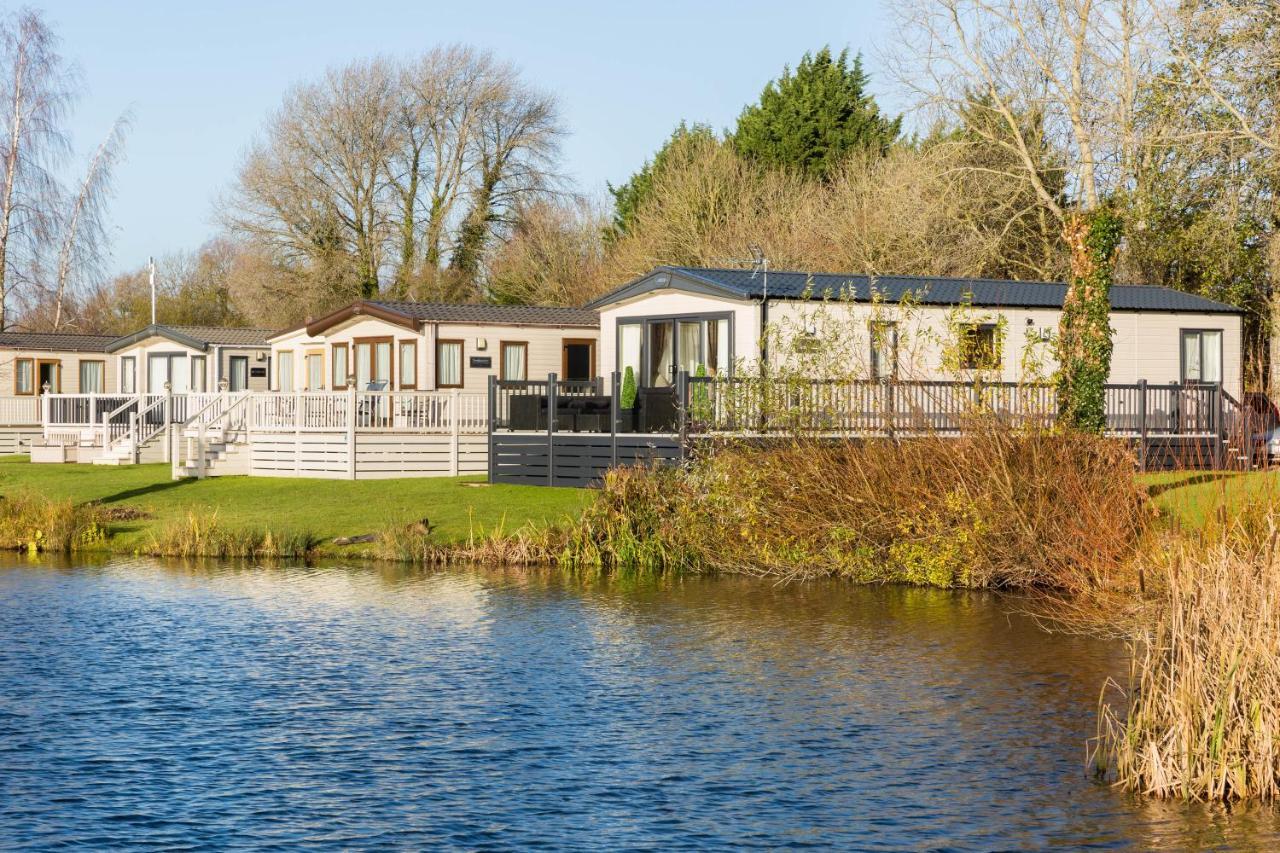 Villa Clearwater South Cerney Exterior foto