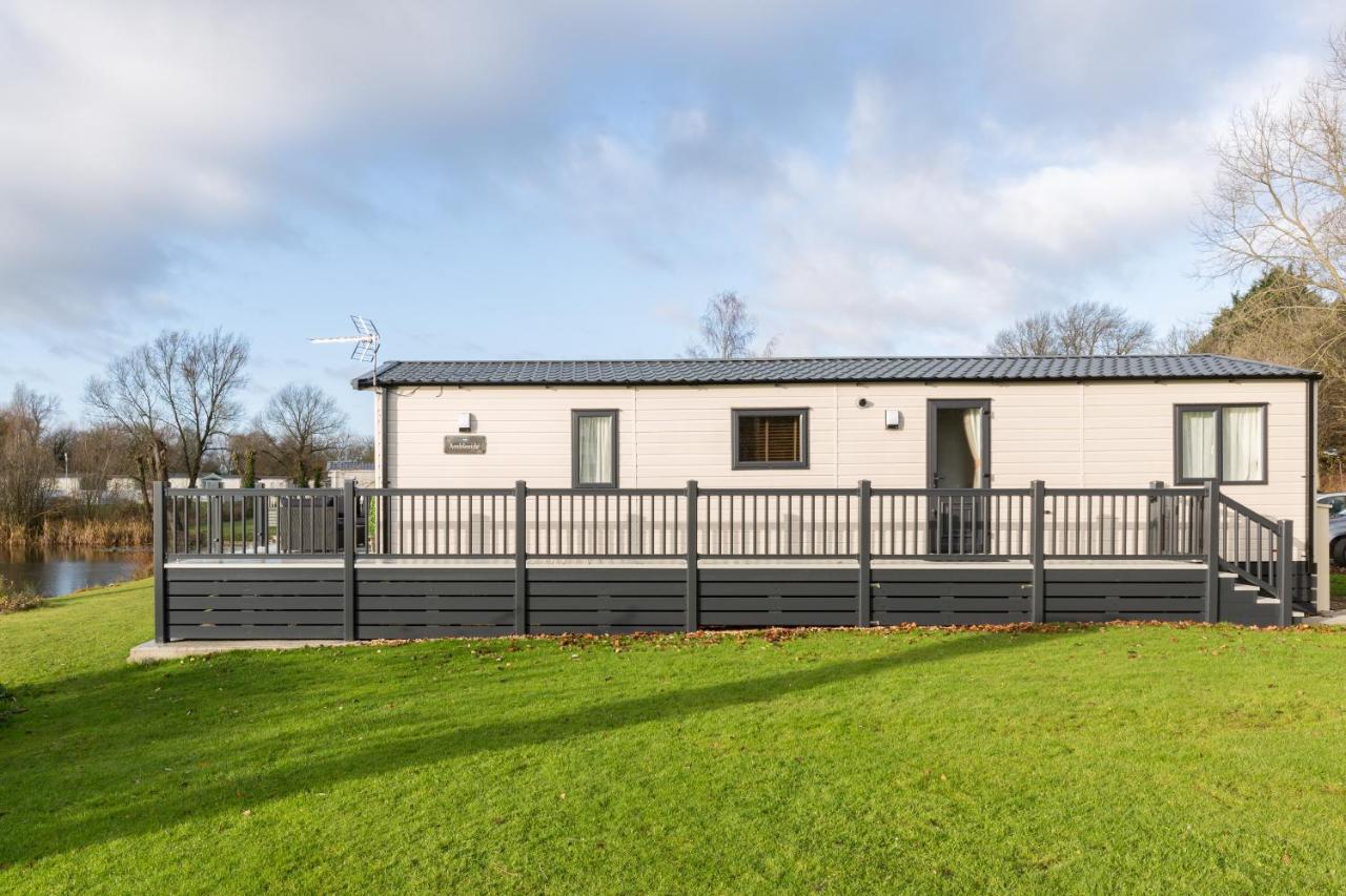 Villa Clearwater South Cerney Exterior foto