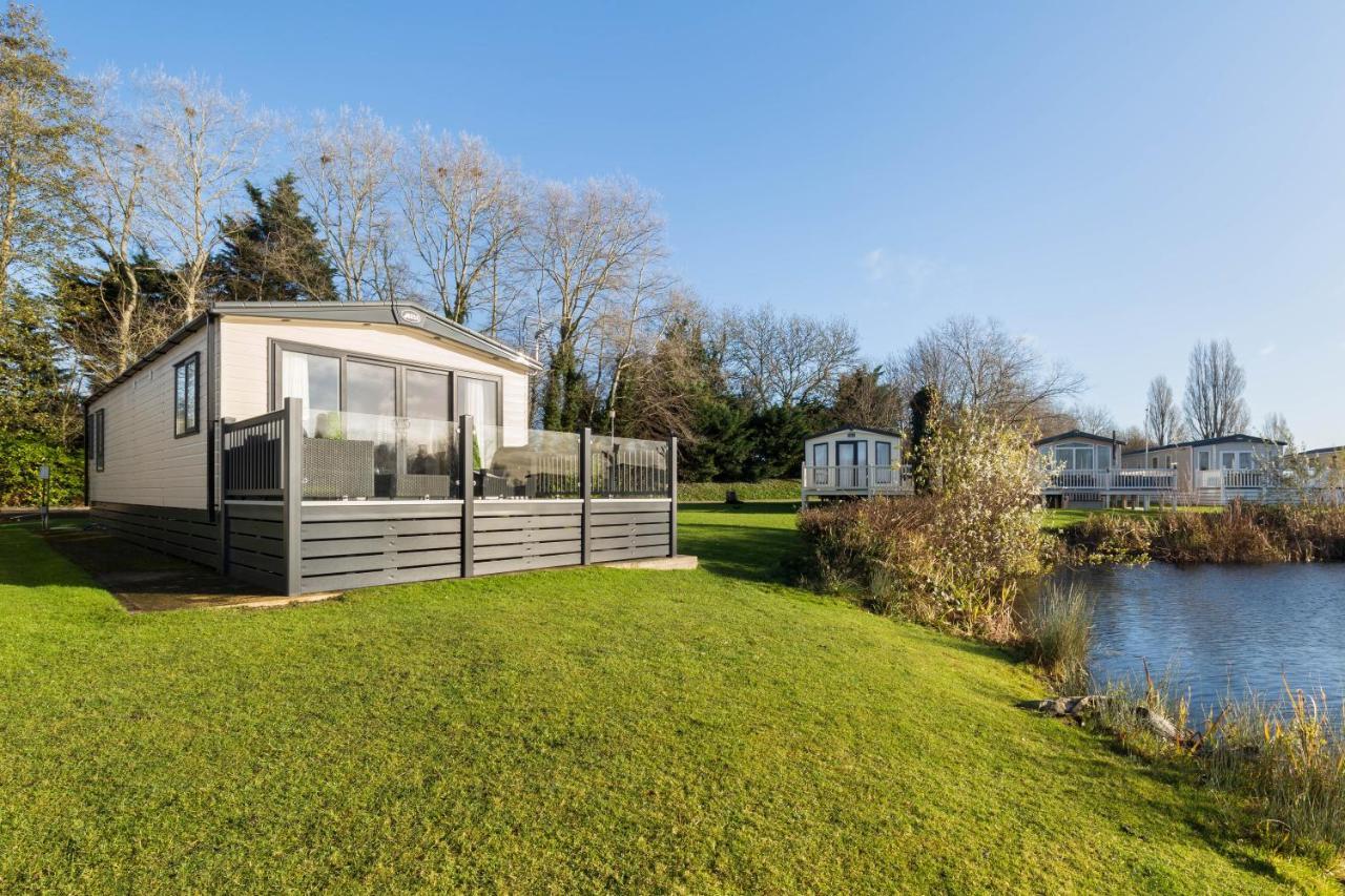 Villa Clearwater South Cerney Exterior foto