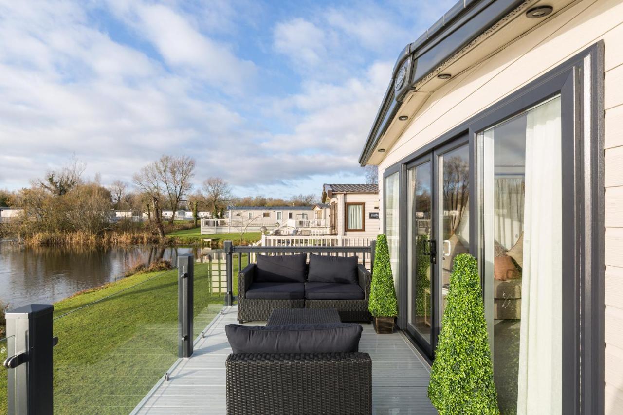 Villa Clearwater South Cerney Exterior foto