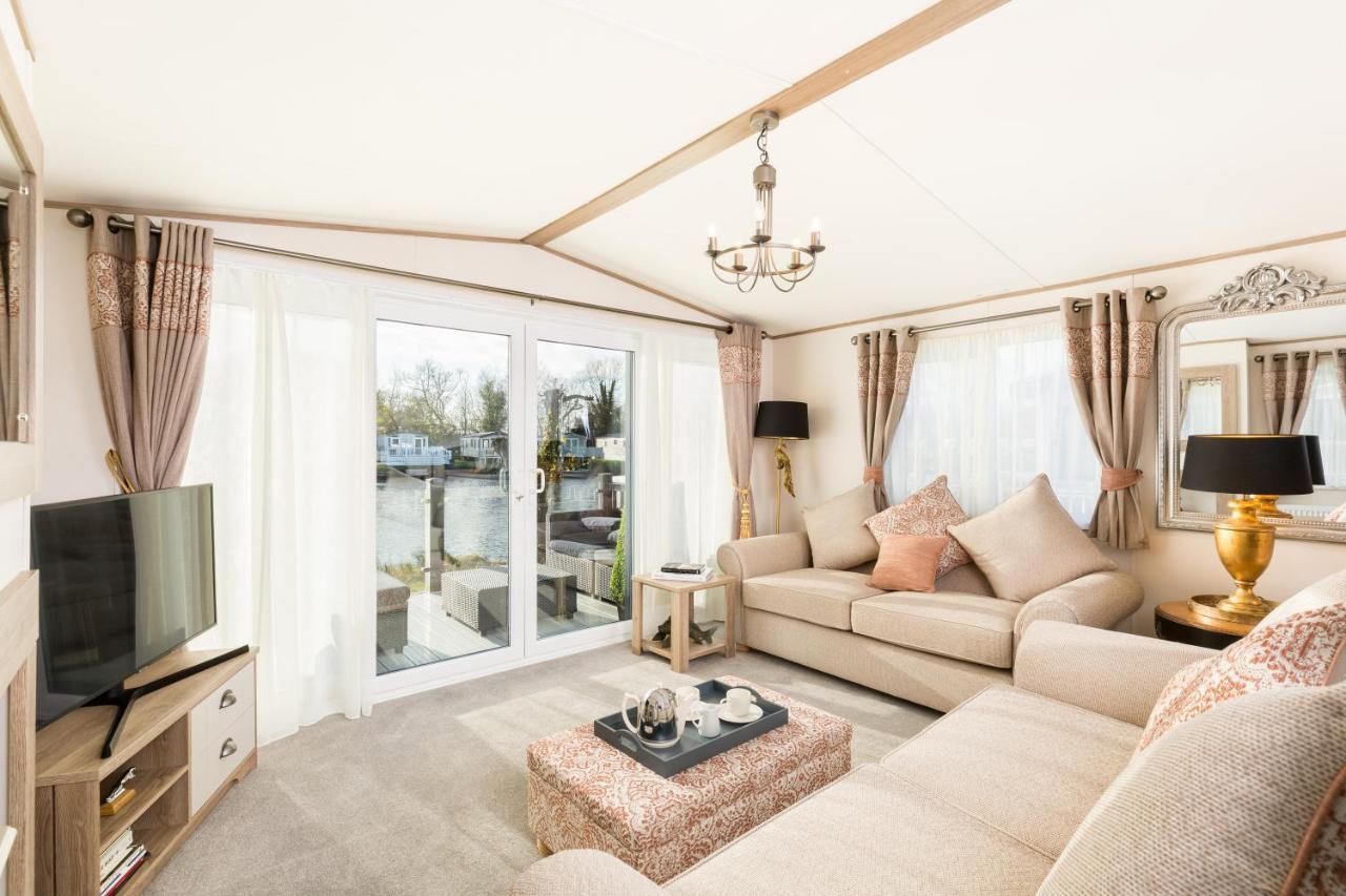 Villa Clearwater South Cerney Exterior foto